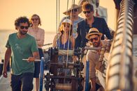 Andere Eltern – Alle Eltern müssen auf dem Segelboot mithelfen, so wie Björn (Serkan Kaya, l.) und Jannos (Jasin Challah, r.).