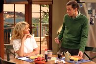 Two and a Half Men – Nachdem Frankie (Jenna Elfman, l.) Charlie klargemacht hat, dass sie niemals Sex mit ihm haben wird, rechnet sich Alan (Jon Cryer, r.) Chancen aus ...