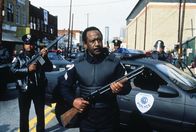 RoboCop 3 – Sergeant Reed (Robert DoQui, M.) und seine Kollegen stellen sich ihren Gegnern ...