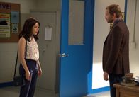 Fresh off the Boat – Jessica Huang (Constance Wu, l.); Mr. Grant (Ryan Hansen, r.)