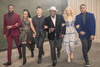 The Neighborhood – (1. Staffel) - (v.l.n.r.) Malcolm Butler (Sheaun McKinney); Tina Butler (Tichina Arnold); Dave Johnson (Max Greenfield); Calvin Butler (Cedric the Entertainer); Gemma Johnson (Beth Behrs); Marty Butler (Marcel Spears)
