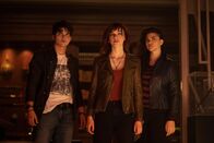 Gotham Knights – (v.l.n.r.) Cullen Row (Tyler DiChiara); Duela (Olivia Rose Keegan); Harper Row (Fallon Smythe)