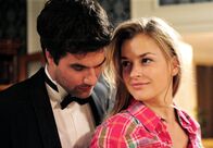 Sturm der Liebe – ARD STURM DER LIEBE FOLGE 1444 Uhr im ERSTEN. Konstantin (Moritz Tittel, l.) und Theresa (Ines Lutz, r.) glauben zuversichtlich an eine gemeinsame Zukunft.