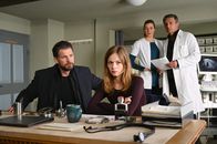 Der Bergdoktor – Dr. Martin Gruber (Hans Sigl, r.), Linn Kemper (Andrea Gerdhard, 2. v. r.) und ihr Vater Hannes (Simon Böer, l.) versuchen Natalie (Emilia Bernsdorf, 2. v. l.) davon zu überzeugen, dass sie dringend behandelt werden muss. Sie hat jedoch Angst durch die Therapie ihr ungeborenes Baby zu gefährden.