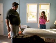 Young Sheldon – George Cooper sen. (Lance Barber, l.); Missy Cooper (Raegan Revord, r.)