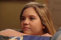 Speechless – Als Maya und Kenneth wegen Krankheit ausfallen, kümmert sich Dylan (Kyla Kenedy) um ihren Bruder JJ ...