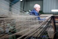 GEO Reportage: Harris Tweed - Rückkehr einer Legende – Seit 1910 gilt Harris Tweed als Marke. Der Stoff muss aus reiner Schurwolle sein, das Garn darf nur auf den Äußeren Hebriden gesponnen und gefärbt werden.