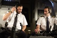 Mayday - Alarm im Cockpit – Captain Garanito Gomez (gespielt von Alex Karzis) und First Officer Ferreira Quintal (gespielt von Rodrigo Fernandez-Stoll) beginnen mit den Vorbereitungen für den Flug nach Caracas. Die Ermittler erfahren später, dass die Piloten einen tödlichen Fehler gemacht haben, als sie noch am Boden waren.