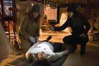 Detective Laura Diamond – Ermitteln in einem Mordfall, bei dem Lauras Halbschwester Lucy sich als Verdächtige herausstellt: Meredith (Janina Gavankar, r.) und Laura (Debra Messing, l.) ...
