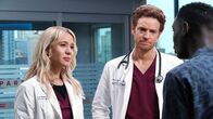 Chicago Med – Gespräch mit dem Sohn eines Patienten: Kirsten Hager als Dr. Stevie Hammer, Nick Gehlfuss als Dr. Will Halstead (m.)