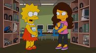 Die Simpsons – Lisa (l.) findet in ihrer neuen Mitschülerin Isabel Gutierrez (r.) endlich eine neue beste Freundin. Doch bei der Wahl zur Klassensprecherin soll das ein Ende haben ...