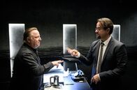 Tatort – Prof. Karl-Friedrich Boerne (Jan Josef Liefers, rechts) spielt Schnick, Schnack, Schnuck mit dem Mann, der Kommissar Thiel (Axel Prahl, links) so ähnlich sieht.