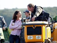 Der Winzerkönig – Die Notarin Petra Thaler (Maria Köstlinger) kommt Thomas (Harald Krassnitzer) mit ungarischen Erntearbeitern zu Hilfe.
