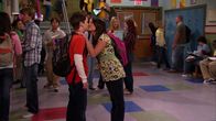 iCarly – vorne, l-r: Freddie Benson (Nathan Kress), Valerie (Carly Bondar)