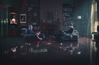 Sherlock – Eine Videobotschaft lassen Sherlock (Benedict Cumberbatch, re.) und Watson (Martin Freeman, li.) an Moriartys Tod zweifeln: Hat Sherlocks Rivale diese vorher aufgezeichnet – oder tatsächlich auf mysteriöse Weise überlebt?
