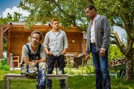 SOKO München – Franz Ainfachnur (Christofer v. Beau, r.) und Dominik Morgenstern (Joscha Kiefer, M.) statten Thorsten Grothe (Felix Hellmann, l.) einen Besuch in seinem Garten ab.