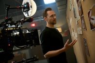 Pompeji mit Tom Hiddleston – Moderator und ausführender Produzent Tom Hiddleston wird im Studio gefilmt – Ein Blick hinter die Kulissen von „Pompeii: Out of Time with Tom Hiddleston“. (National Geographic/Christian Black)