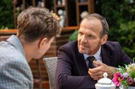 Sturm der Liebe – Markus (Timo Ben Schöfer, r. mit Robin Schick, l.) will dafür sorgen, dass die Saalfelds den "Fürstenhof" an den Milliardär verkaufen.