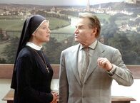 Um Himmels Willen – Lotte (Jutta Speidel, l.) traut ihren Ohren nicht: Bürgermeister Wolfgang Wöller (Fritz Wepper, r.) will aus Kloster Kaltenthal ein Kongresszentrum machen.