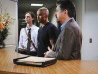 Criminal Minds – Reid (Matthew Gray Gubler, l.) lassen die Bilder, an die er sich im Traum erinnert hat, nicht los und er beschließt, ein paar Tage in Las Vegas zu bleiben. Rossi (Joe Mantegna, r.) und Morgan (Shemar Moore, M.) bleiben ebenfalls, um Reids Verdacht, wer Rileys Mörder war, auf den Grund zu gehen ...