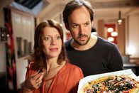 Im Netz – ARD/WDR IM NETZ, Fernsehfilm Deutschland 2013, Autor: Ulli Stephan, Regie: Isabel Kleefeld Uhr im ERSTEN. Juliane (Caroline Peters, l) und Philip (Felix Knopp) beobachten misstrauisch ihren Nachbarn vom Fenster aus.