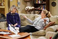 Mom – Marjorie (Mimi Kennedy, l.); Tammy (Kristen Johnston, r.)