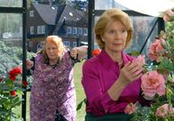 Luises Versprechen – Haushälterin Rita (Ulrike Bliefert) ahnt nicht, dass Luise (Christiane Hörbiger, re.) von mysteriösen Schwächeanfällen heimgesucht wird.