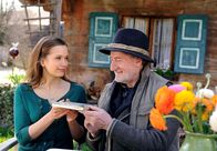 Sturm der Liebe – ARD STURM DER LIEBE FOLGE 1312 Uhr im ERSTEN. Eva (Uta Kargel, l.) und Gustl (Sepp Schauer, r.) versöhnen sich.