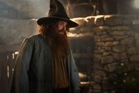 Der Herr der Ringe: Die Ringe der Macht – Tom Bombadil (Rory Kinnear) erklärt dem Fremden, dass er eine Entscheidung treffen müsse.