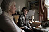 Tatort – Nina Rubin (Meret Becke, re.) erfährt von Kellers Witwe Else (Katharina Matz), dass ihr Mann bei der Hitlerjungend war.