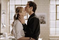 Hautnah – Der Schriftsteller Dan (Jude Law, r.) verliebt sich in die Stripperin Alice, die Fotografin Anna (Julia Roberts, l.) in den Arzt Larry. Doch schon bald verlieben sich Anna und Dan ineinander, beginnen eine Affäre und setzen diese auch nach Annas Heirat fort ...