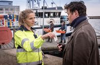 Praxis mit Meerblick – Nora (Tanja Wedhorn) lernt bei einem Einsatz den Fischer Matthias (Shenja Lacher) kennen.