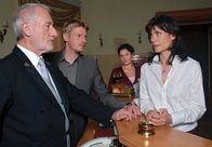 Sturm der Liebe – W%hrend sich Alfons (Sepp Schauer, l.) und Felix (Martin Gruber, 2.v.l.) fragen, wo Werner ist, verschweigt Emma (Ivanka Brekalo, 2.v.r.) vor Barbara (Nicola Tiggeler, r.), dass sie sein Versteck kennt.