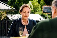 Hubert ohne Staller – Firda Schäfer (Sabine Bach, l.) berichtet Girwidz (Michael Brandner, r.) von ihrer Selbstständigkeit.
