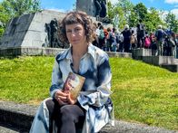 ZIB Zack Mini – Esther mit einer Fotografie ihres Opas Franz.