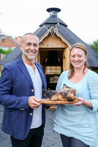 Michel Roux - Auf den Spuren verborgener Restaurants – Michel Roux (l.) Auf der ersten Recherchereise durch das Land, begibt sich Michel an den Fluss, in den Wald und in einen landschaftlich gestalteten Skulpturengarten, auf der Suche nach Inspiration für ein Drei-Gänge-Menü. Die Verwendung des sendungsbezogenen Materials ist nur mit dem Hinweis und Verlinkung auf RTL+ gestattet.; Auf der ersten Recherchereise durch das Land, begibt sich Michel an den Fluss, in den Wald und in einen landschaftlich gestalteten Skulpturengarten, auf der Suche nach Inspiration für ein Drei-Gänge-Menü. Die Verwendung des sendungsbezogenen Materials ist nur mit dem Hinweis und Verlinkung auf RTL+ gestattet.