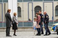 Der Alte – Vor dem Gerichtstermin treffen sich die zertrittenen Parteien in Begleitung von Polizisten und dem Hauptkommissar: Thomas Heinze als Caspar Bergmann, Petra Zieser als Karla Palme, Greta Perone als Nikola Merat (4.v.r.), Lilly Wiedemann als Judith Merat (3.v.r.)