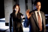 Fletchers Visionen – Als Alice (Julia Roberts) herausfindet, dass Agent Lowry (Cylk Cozart) nicht nur für das FBI arbeitet, nimmt sie ihn im Foyer des Justizministeriums als Geisel.