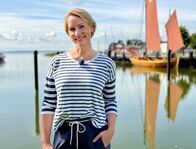 Wunderschön! – In Ahrenshoop steigt Judith auf eines der typischen Zeesboote mit ihren braunen Segeln.