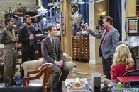 The Big Bang Theory – Raj (Kunal Nayyar, l.), Wil (Wil Wheaton, 2.v.l.), Leonard (Johnny Galecki, r.) und Bernadette (Melissa Rauch, r.) stoßen auf das Geburtstagskind Sheldon (Jim Parsons, 3.v.l.) an. Auf den wartet außerdem noch eine Überraschung ...