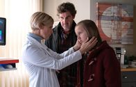 In aller Freundschaft – Michael Friedrich (Stephan Szász, mi.), der Lehrer von Kathrin Globischs (Andrea Kathrin Loewig, li.) Tochter, bringt Hanna (Lana Sophie Böhm, re.) mit Bauchschmerzen in die Klinik. Kathrin findet es überaus nett, dass der Lehrer Hanna sogar selbst bringt.