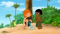 Hexe Lilli – Lilli und Hektor sowie der einheimische Bo am Strand mit dem Hai-Ei in einem Glas.