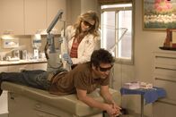 How I Met Your Mother – Ted (Josh Radnor, r.) hat sich in die Hautärztin Stella (Sarah Chalke, l.) verguckt, die ihm in zehn Sitzungen ein Tattoo entfernen soll - wird er bei ihr auch landen können?