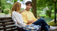 Sturm der Liebe – Alexandra (Daniela Kiefer, l.) freut sich, dass Noah (Christopher Jan Busse, r.) gekommen ist.