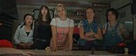 Derby Girl – v.r.) und Marie-Josée (Salomé Diénis Meulien, r.) in einem Food-Truck nach Paris fahren. Können ihm die Derby Girls entkommen?