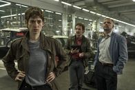 Hundertdreizehn – v.l.n.r. Die Ermittler Anne Goldmundt (Lia von Blarer), Hänno Gudjons (David Hugo Schmidt) und Jan Auschra (Robert Stadlober) stehen vor einem Rätsel, was ist in dem Unglückbus passiert?