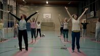 Komm schon! – Anette (Marlene Morreis, r.) und andere Teilnehmer bei einer Übung der Körpertherapie-Fortbildung.