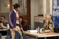The Big Bang Theory – Zwei Single in einer Welt voller scheinbar glücklicher Paare: Raj (Kunal Nayyar, l.) und Ramona (Riki Lindhome, r.) ...