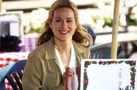 Absolute Power – Nachdem sie sich mit der Polizei zusammengetan hat, wartet Kate Whitney (Laura Linney) in einem Café auf ihren Vater.
