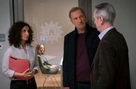 Todesengel – Fabel (Peter Lohmeyer), Anna (Ina Paule Klein) und van Heiden (Stephan Bissmeier, re.) stehen vor einem Rätsel. Im Hintergrund: Margarethe Paulus (Anne Ratte-Polle).